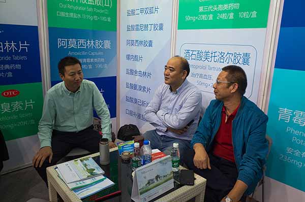 虞衛(wèi)總經(jīng)理和胡建光銷售總監(jiān)與客戶交談 虞衛(wèi)總經(jīng)理和胡建光銷售總監(jiān)與客戶交談