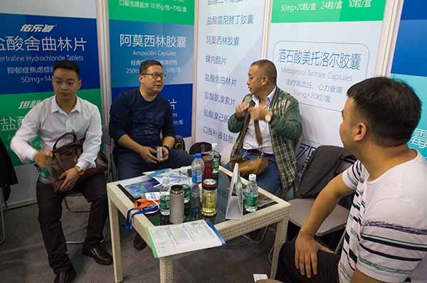 控銷部經(jīng)理王濤與客戶洽談 控銷部經(jīng)理王濤與客戶洽談