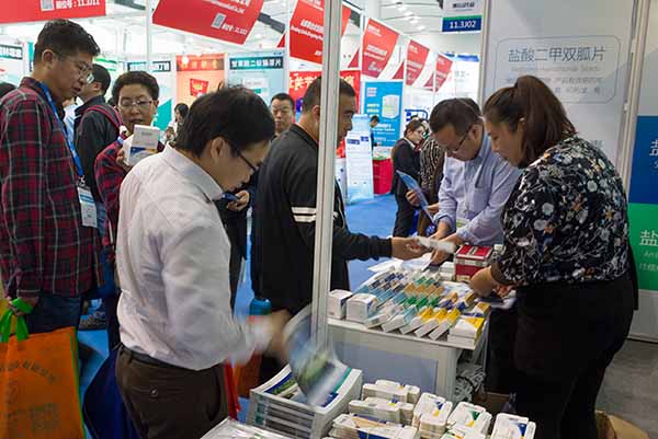 控銷部工作人員向客戶介紹產(chǎn)品 控銷部工作人員向客戶介紹產(chǎn)品