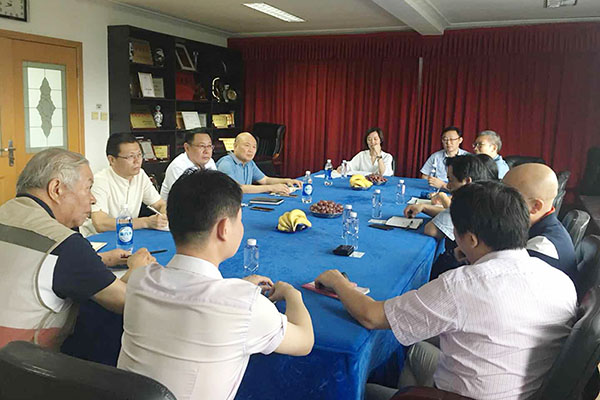 董事長(zhǎng)兼總經(jīng)理董長(zhǎng)軍向市經(jīng)信委節(jié)能處介紹了燃油鍋爐改造過(guò)程 董事長(zhǎng)兼總經(jīng)理董長(zhǎng)軍向市經(jīng)信委節(jié)能處介紹了燃油鍋爐改造過(guò)程